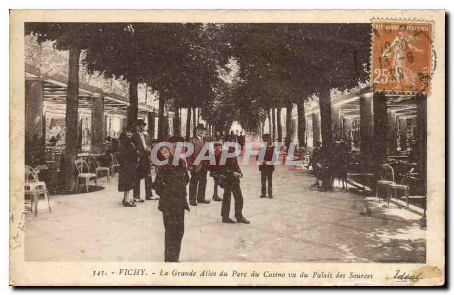 Vichy - La Grande Allee du Parc du Casino vu du Palais des Sources CPA 
