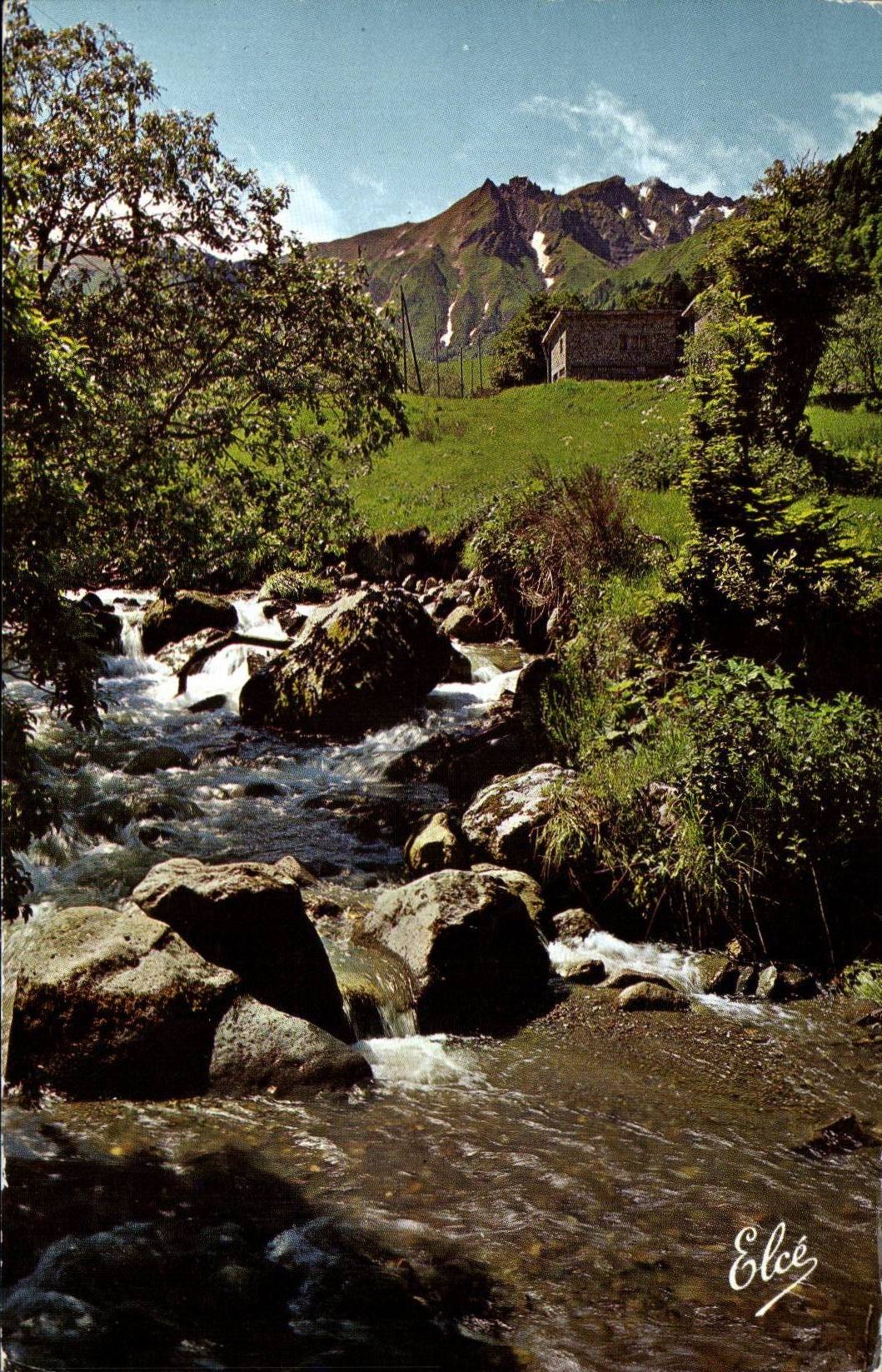 Le Mont-Dore (Puy-de-Dôme) — La Source de la Dordogne descend vers la Vallée, au fond, les Aiguilles du Sancy (1886 m) — Éditeur Elcécé