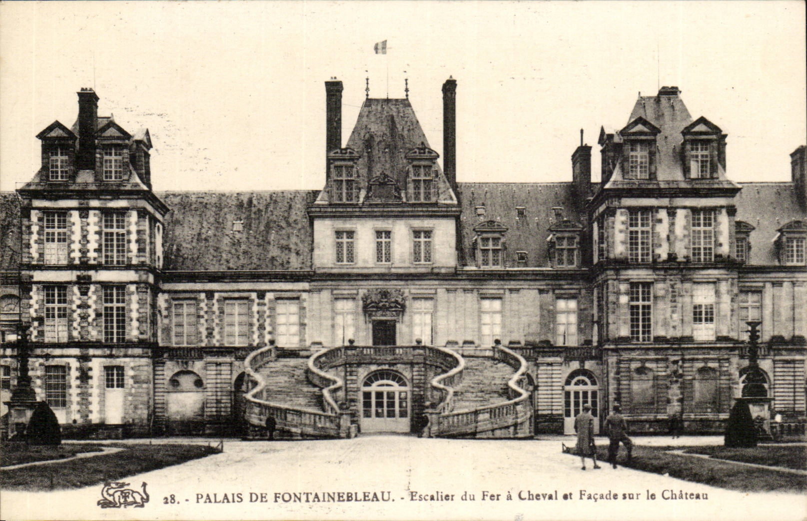 Palais de Fontainebleau — Escalier du Fer à Cheval et Façade sur le Château — Éditeur : M. R. (n° 28)