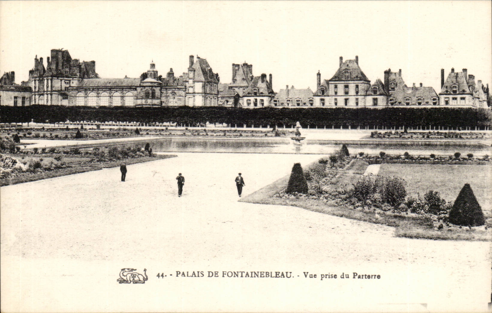Palacio de Fontainebleau — Vista tomada desde el Parterre — n°44
