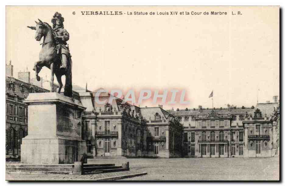 Versailles - La Statue de Louis XIV et la Cour de Marbre - L.R.