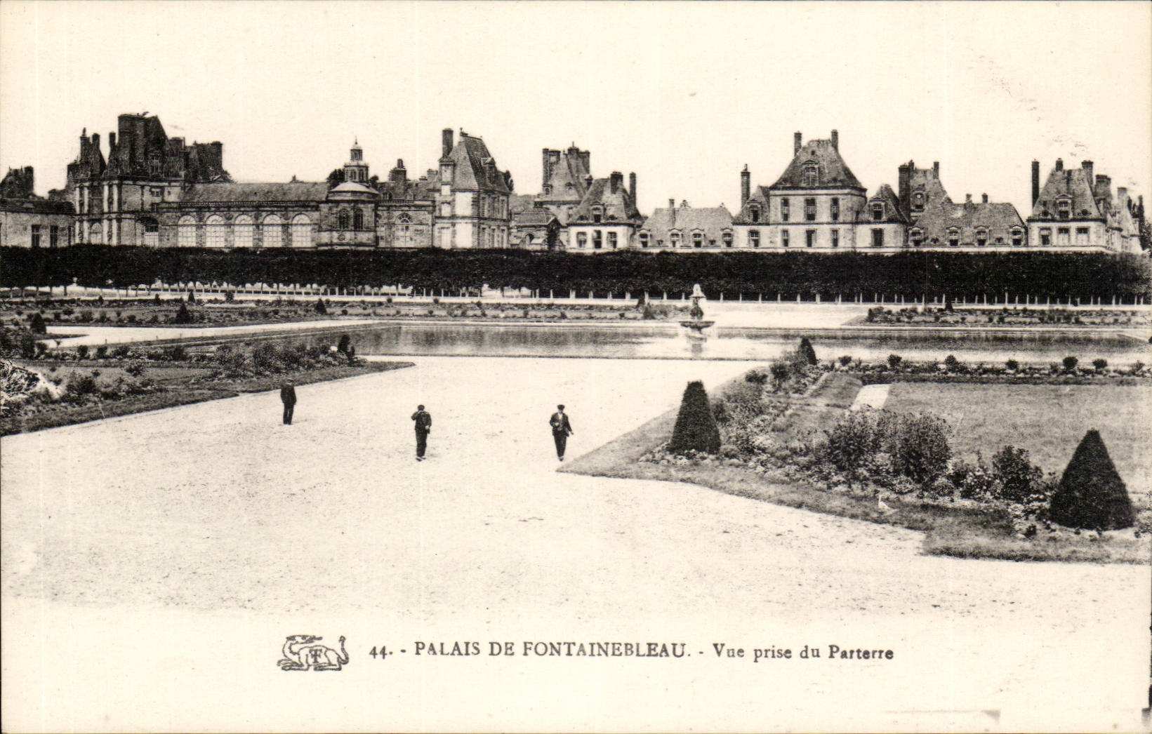 Palacio de Fontainebleau — Vista tomada desde el Parterre — Editor no identificado, n° 44