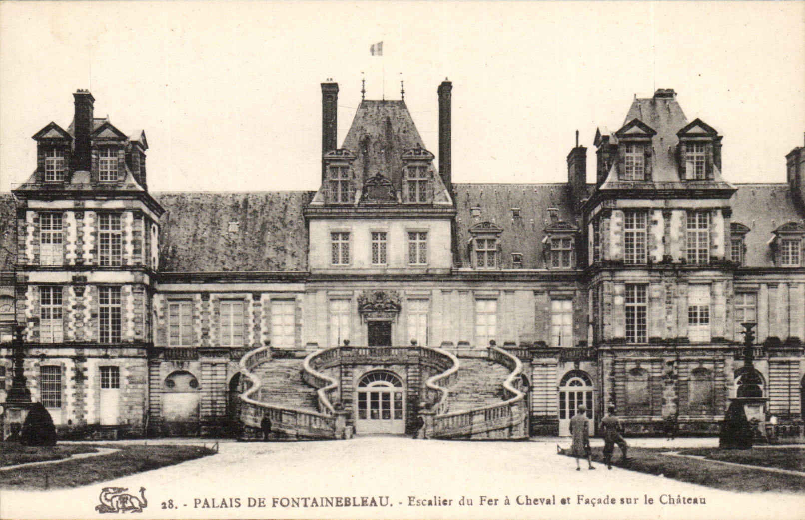 Palazzo di Fontainebleau — Scalinate del Fer à Cheval e Facciata sul Castello — n°28