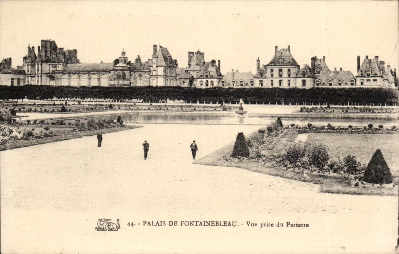 Palacio de Fontainebleau — Vista tomada desde el Parterre — n°44