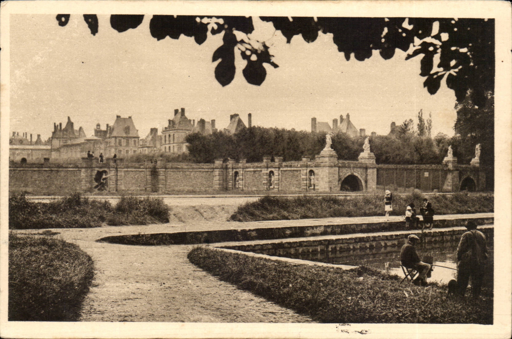 El Palacio de Fontainebleau — vista desde el Parterre — Tarjeta postal antigua La Douce France, n°45