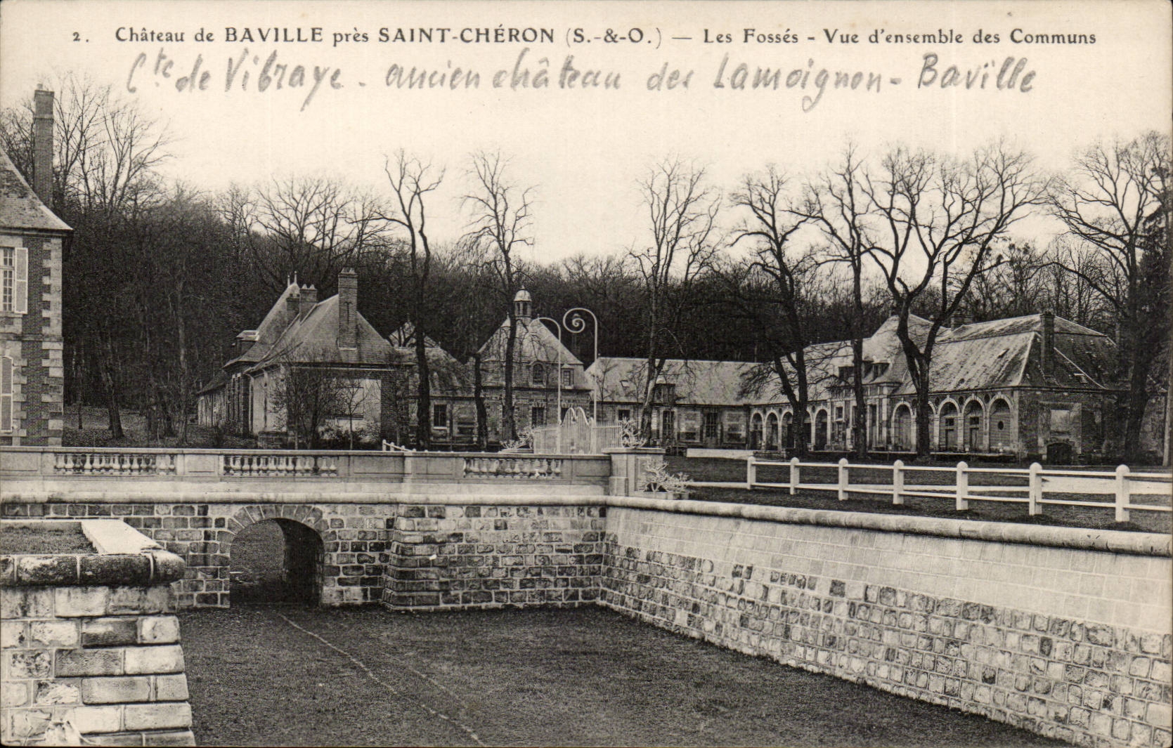 CPA Chateau de Baville pres Saint Cheron Les fosses Vue d'ensemble des communs