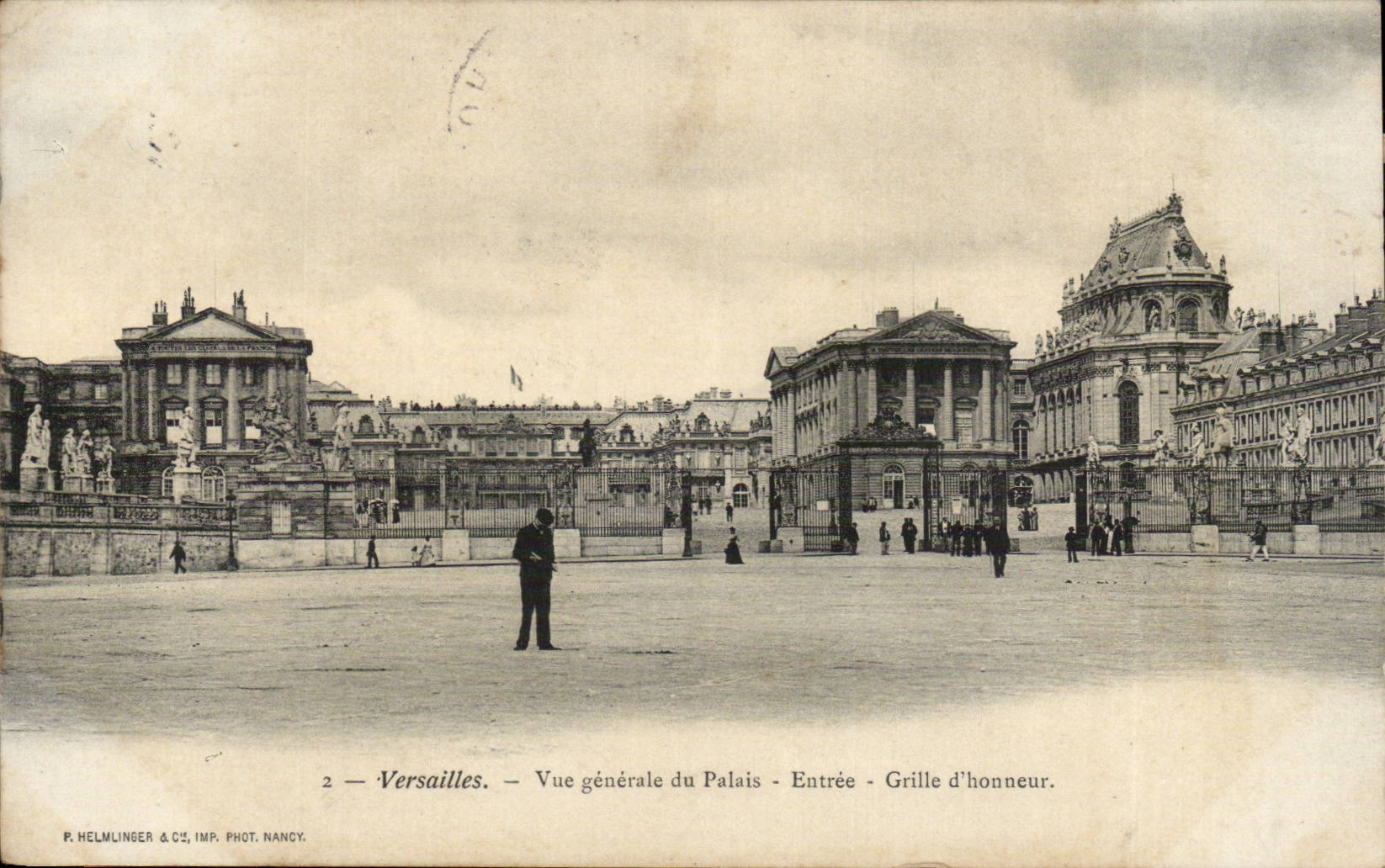 Versailles CPA Vue generale du palais Entree grille d'honneur