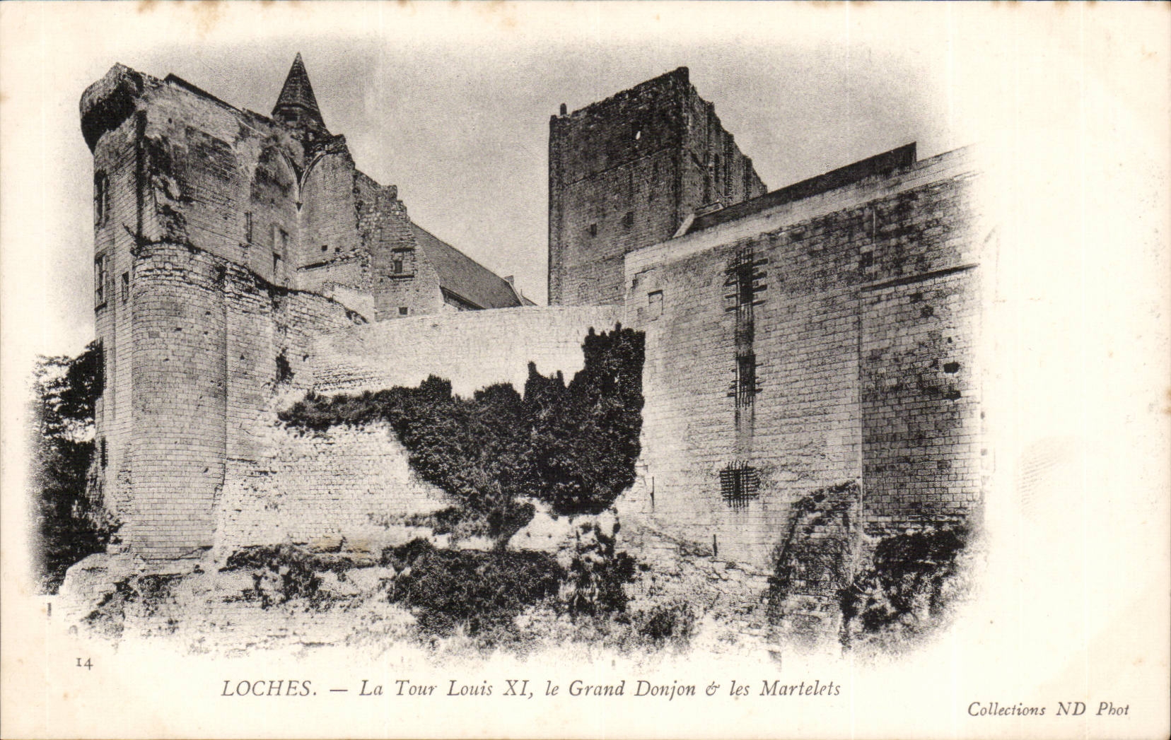 Loches CPA La tour Louis XI le grand donjon et les martelets
