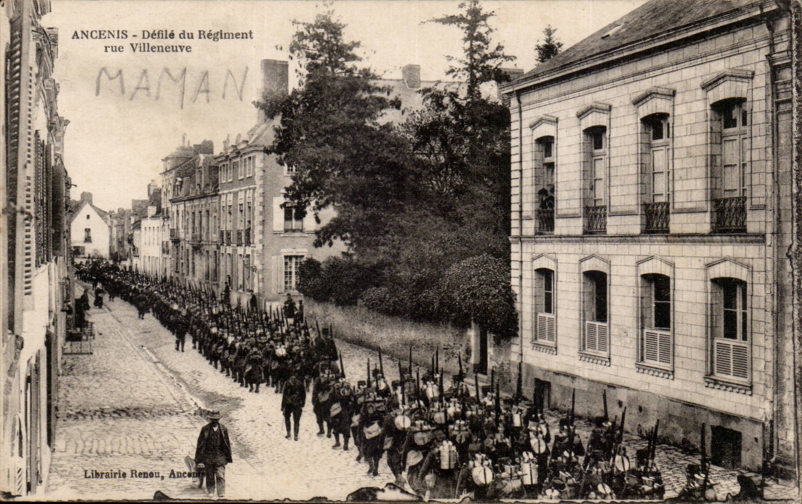 Ancenis CPA Defile de regiment rue Villeneuve