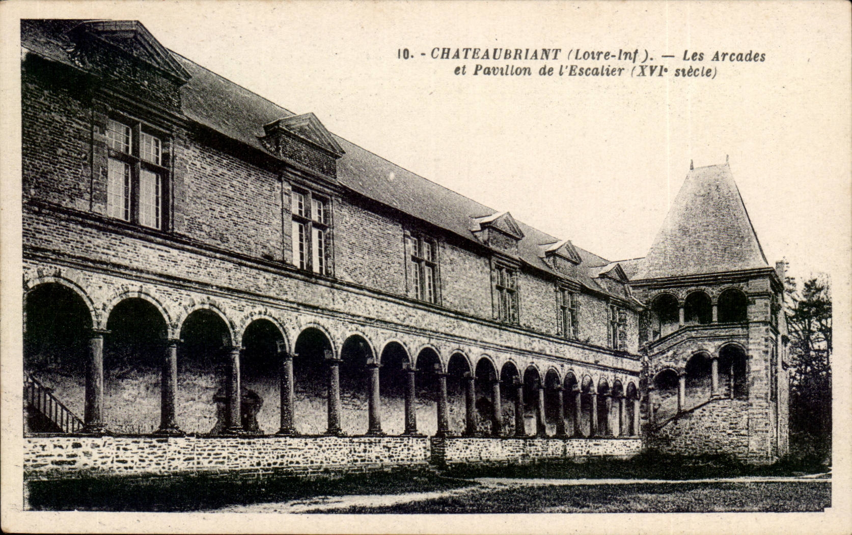 Chateaubriant CPA Les arcades et pavillon de l'escalier