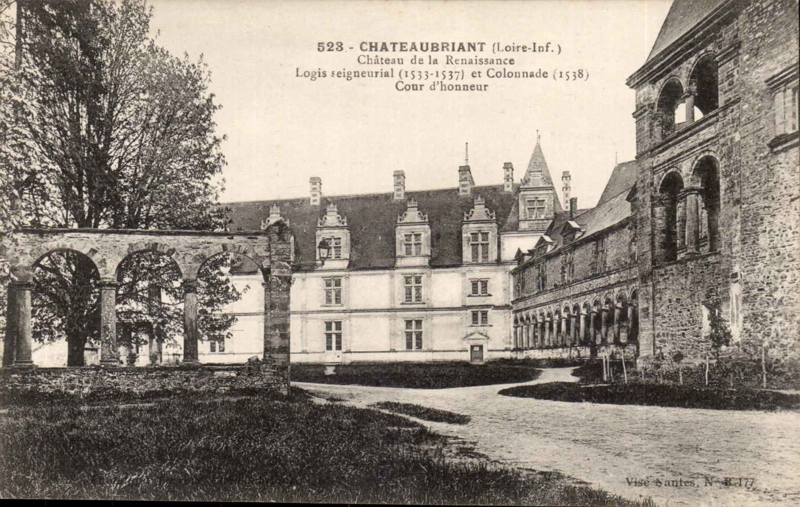Chateubriant CPA Chateau de la Renaissance Logis seigneurial et colonnade Cour d'honneur