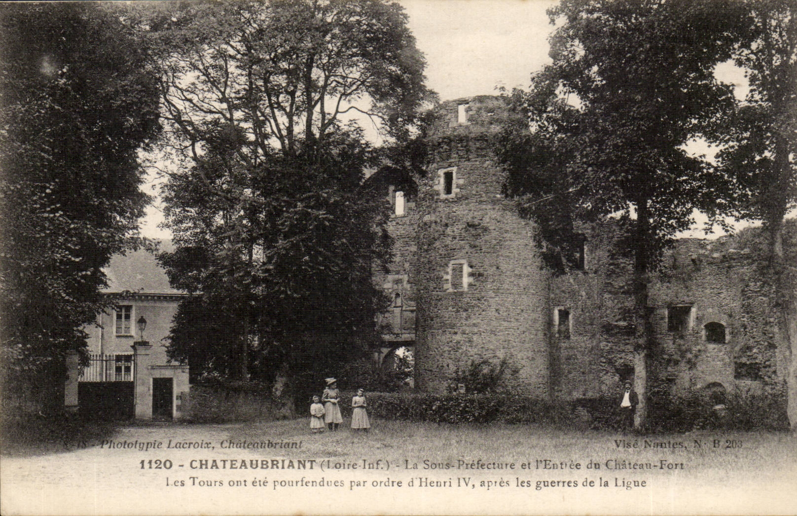 Chateubriant CPA La sous prefecture et l'entree du chateau fort Les tours ont ete prourfendues par ordre d'Henri IV 