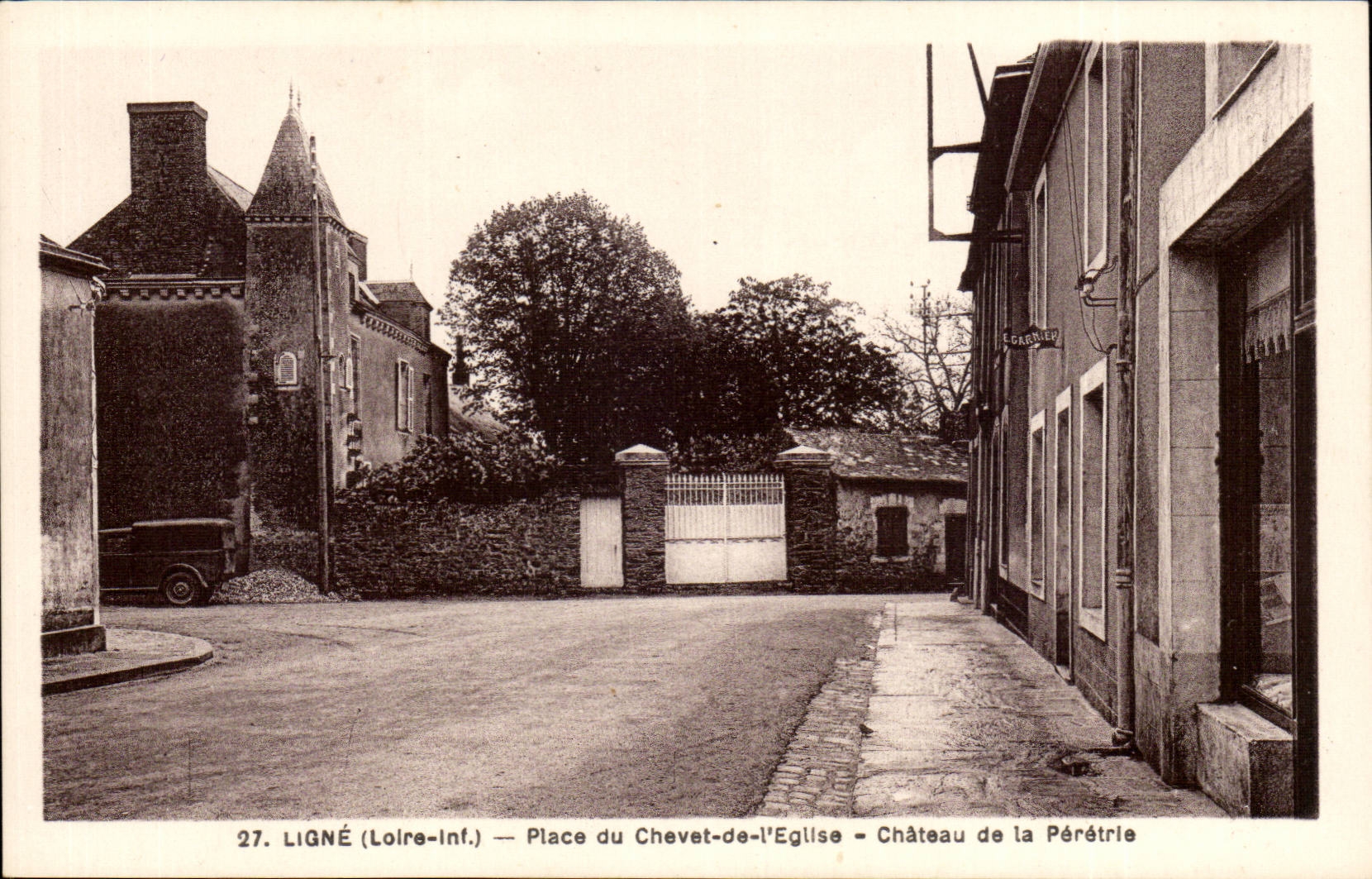 Ligne CPA Place du Chevet de l'eglise Chateau de la Peretrie