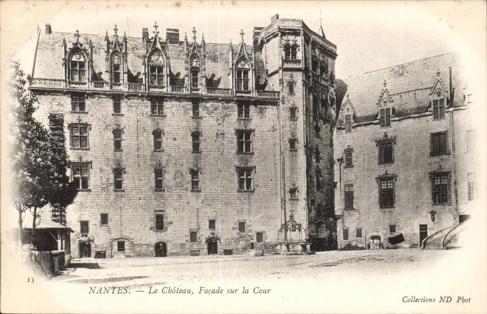 Nantes CPA Le chateau Facade sur la cour