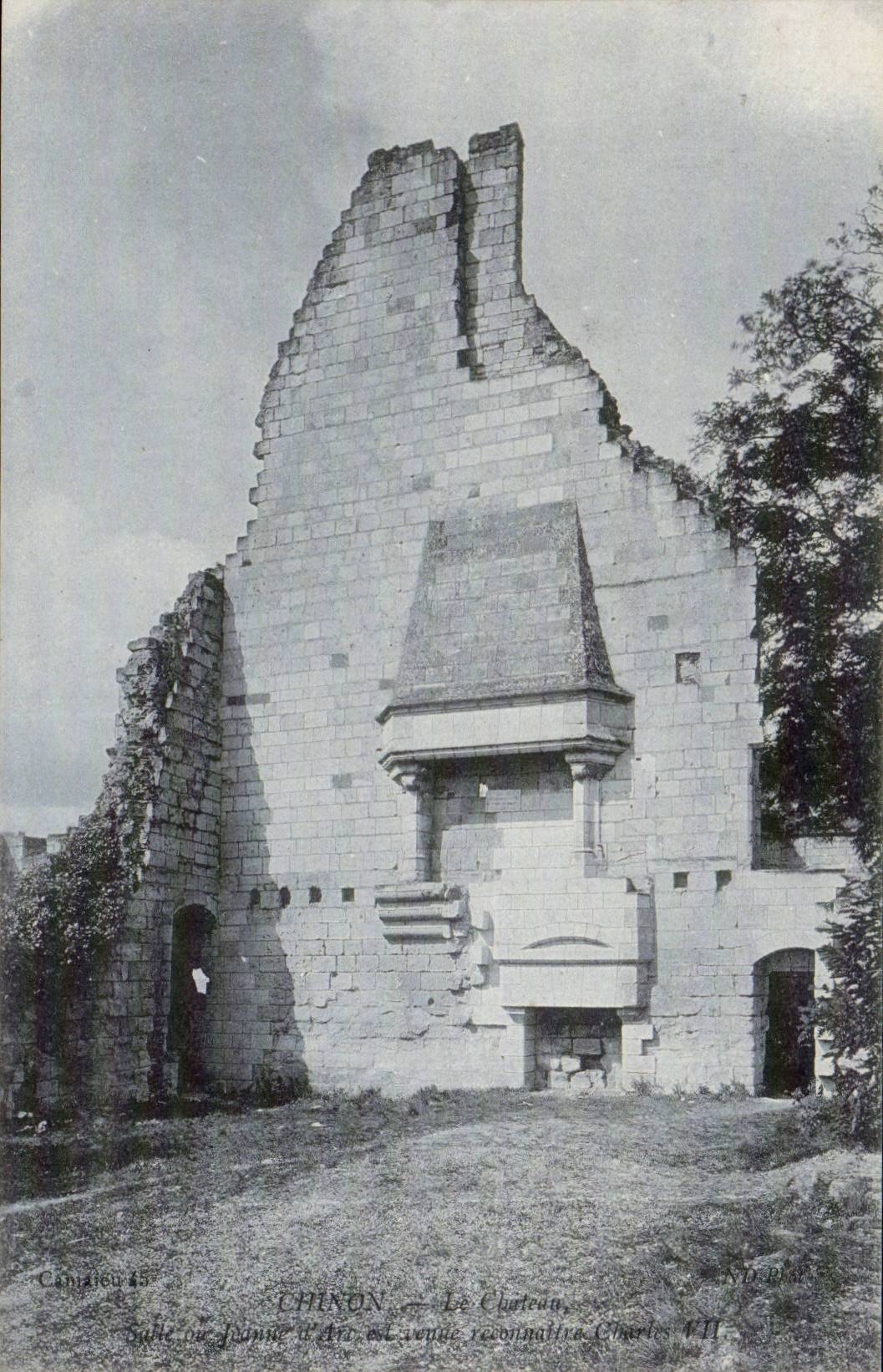 Chinon CPA Le chateau salle ou Jeanne d'arc est venue reconnaitre Charles VII