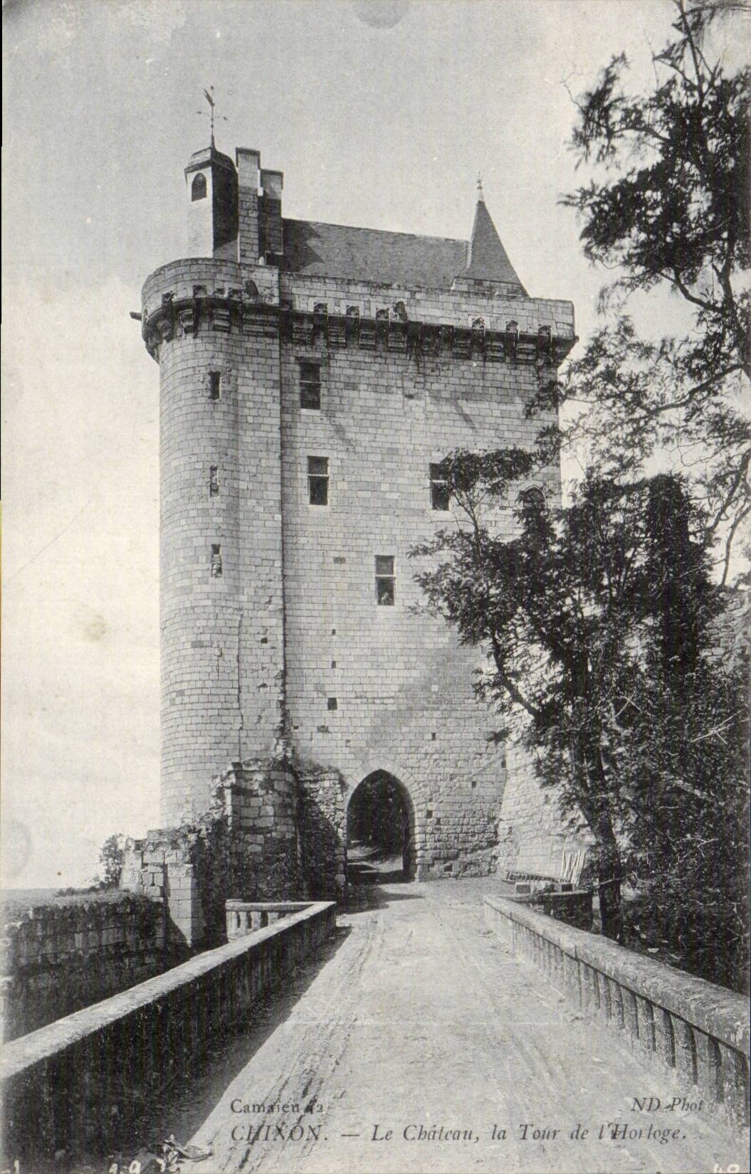 Chinon CPA Le chateau la tour de l'horloge
