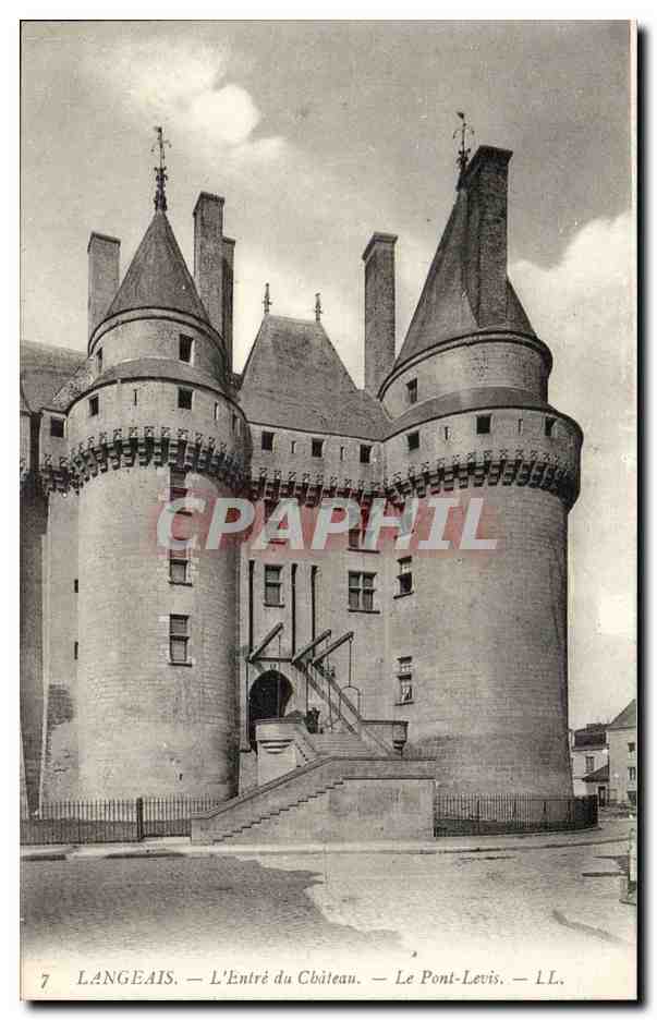 Langeais CPA Entre (sic) du chateau le pont levis