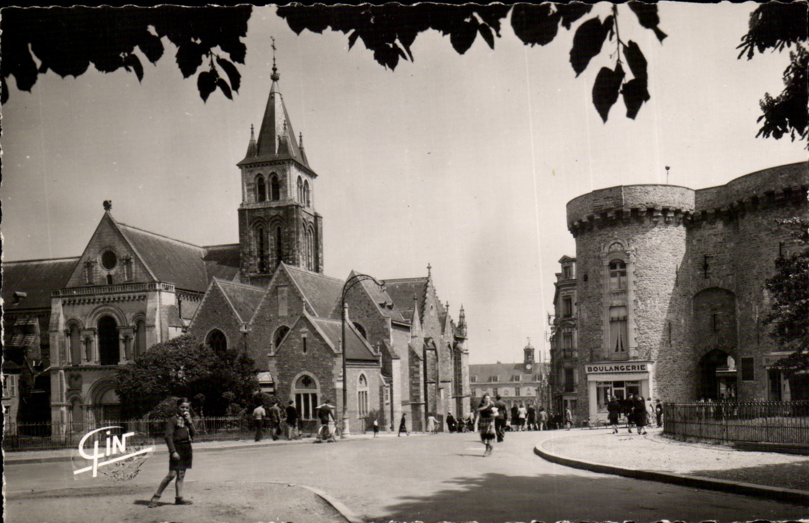 Laval CPA La cathedrale et la porte Beucheresse