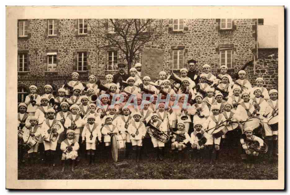 CPA Fanfare des orphelins de St Georges de l'isle 60 executants de 5 a 12 ans St Fraimbault de Prieres 