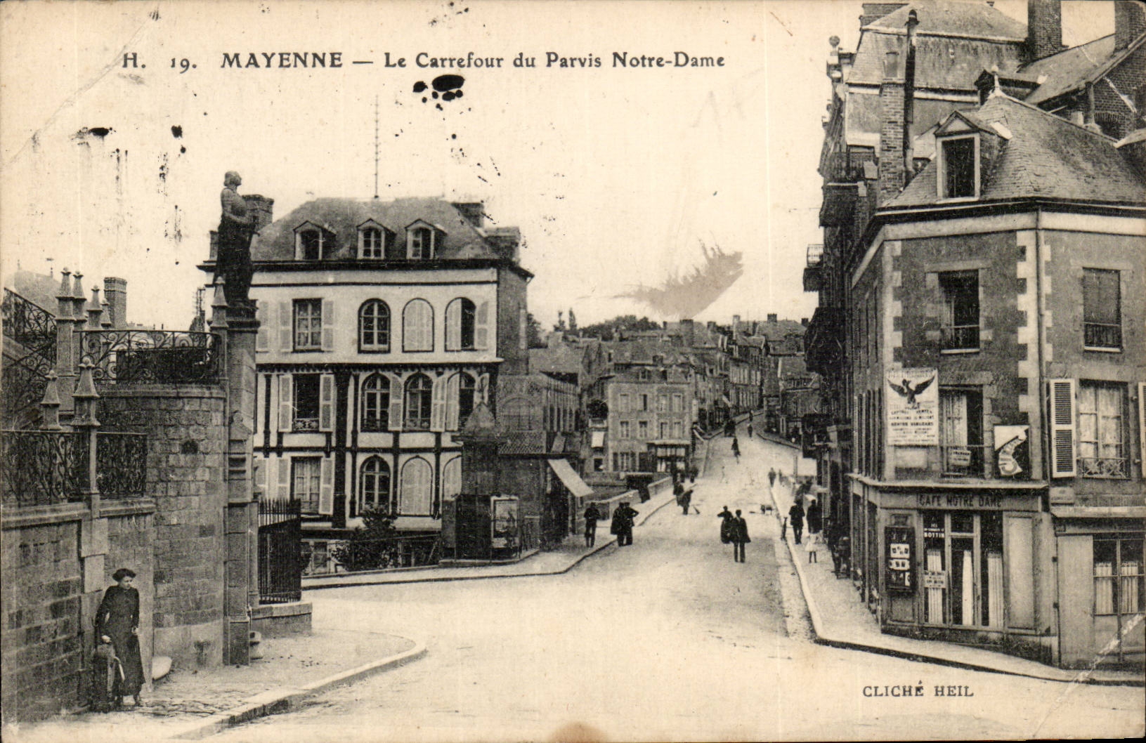 Mayenne CPA Le carrefour du parvis Notre Dame