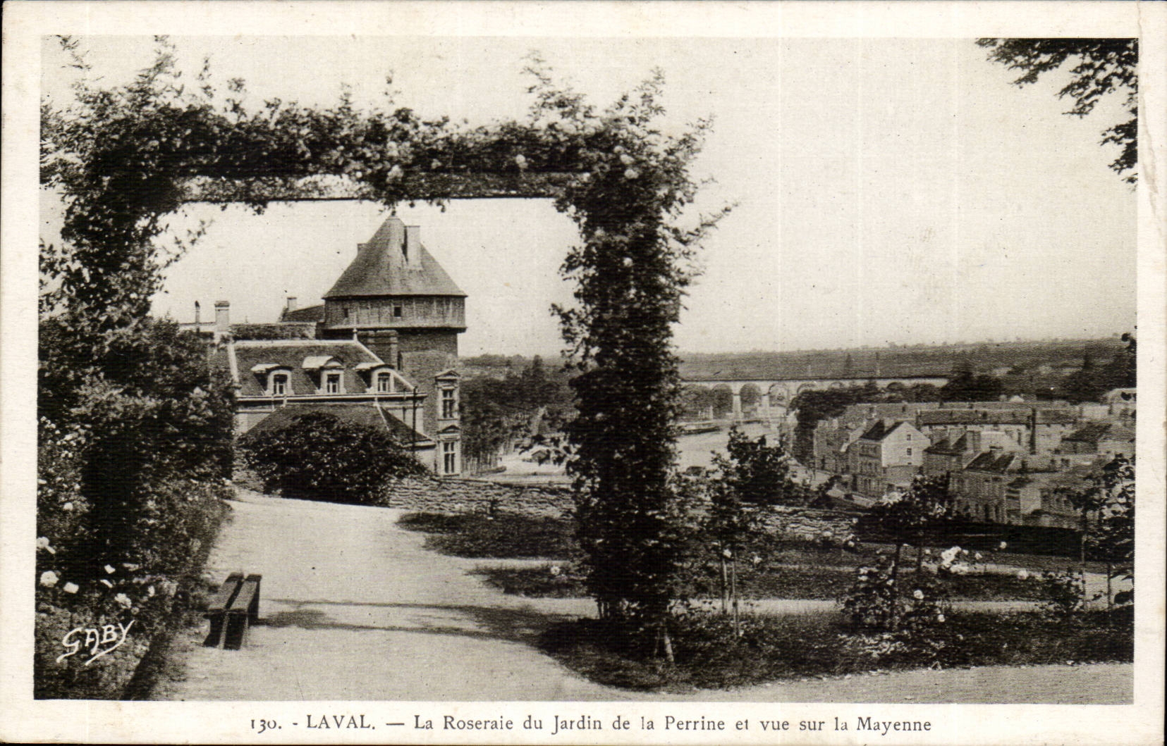 Laval CPA La roseraie du ajrdin de la Perrine et vue sur la mayenne