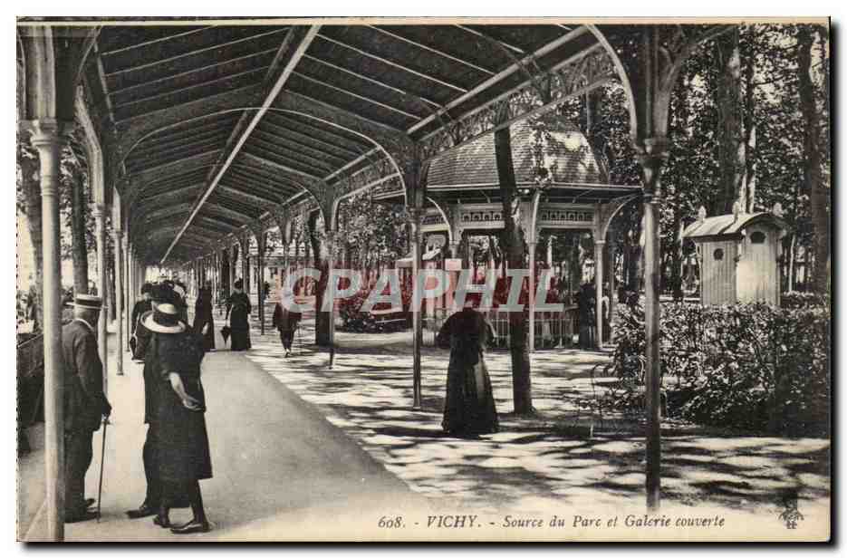 Vichy CPA Source du parc et galerie couverte