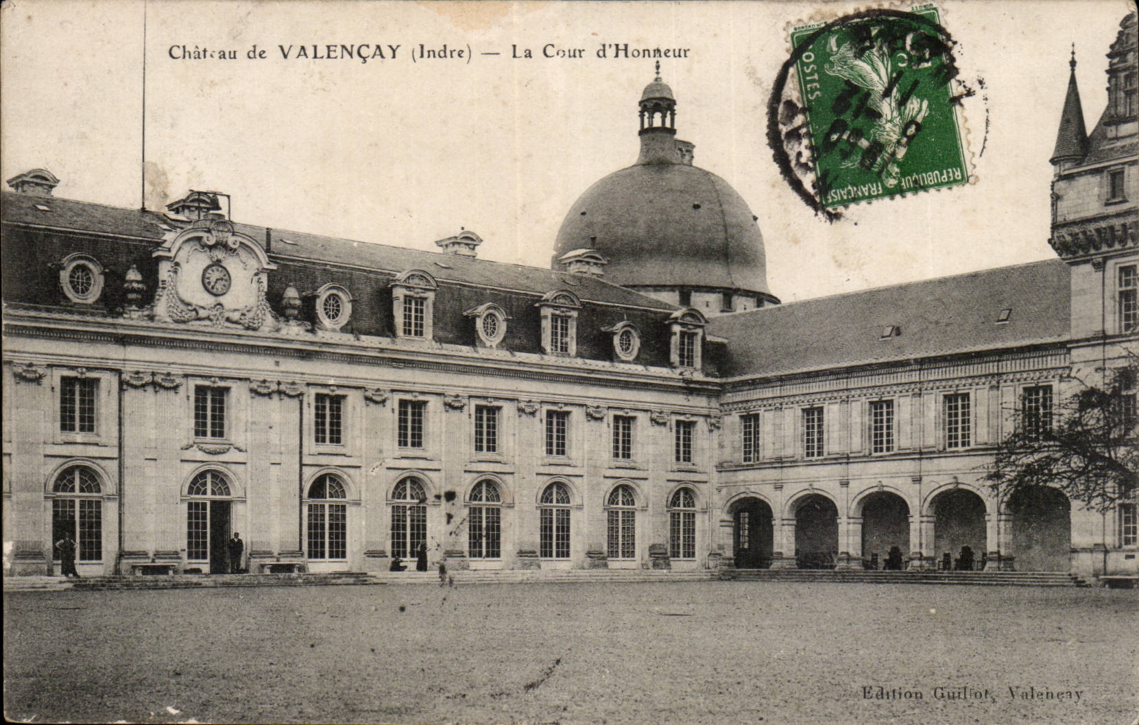 Château de Valençay (Indre) — La Cour d'Honneur — Édition Guiliot, Valençay