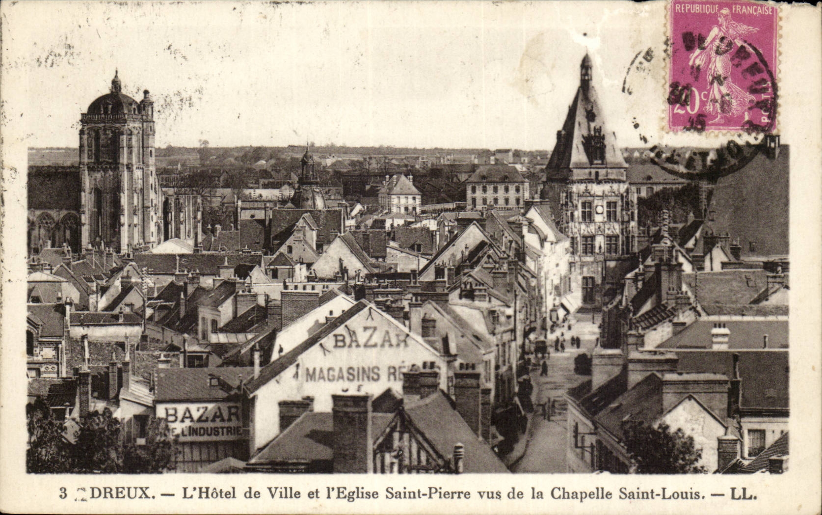 Dreux — L'Hôtel de Ville et l'Église Saint-Pierre vus de la Chapelle Saint-Louis — LL.