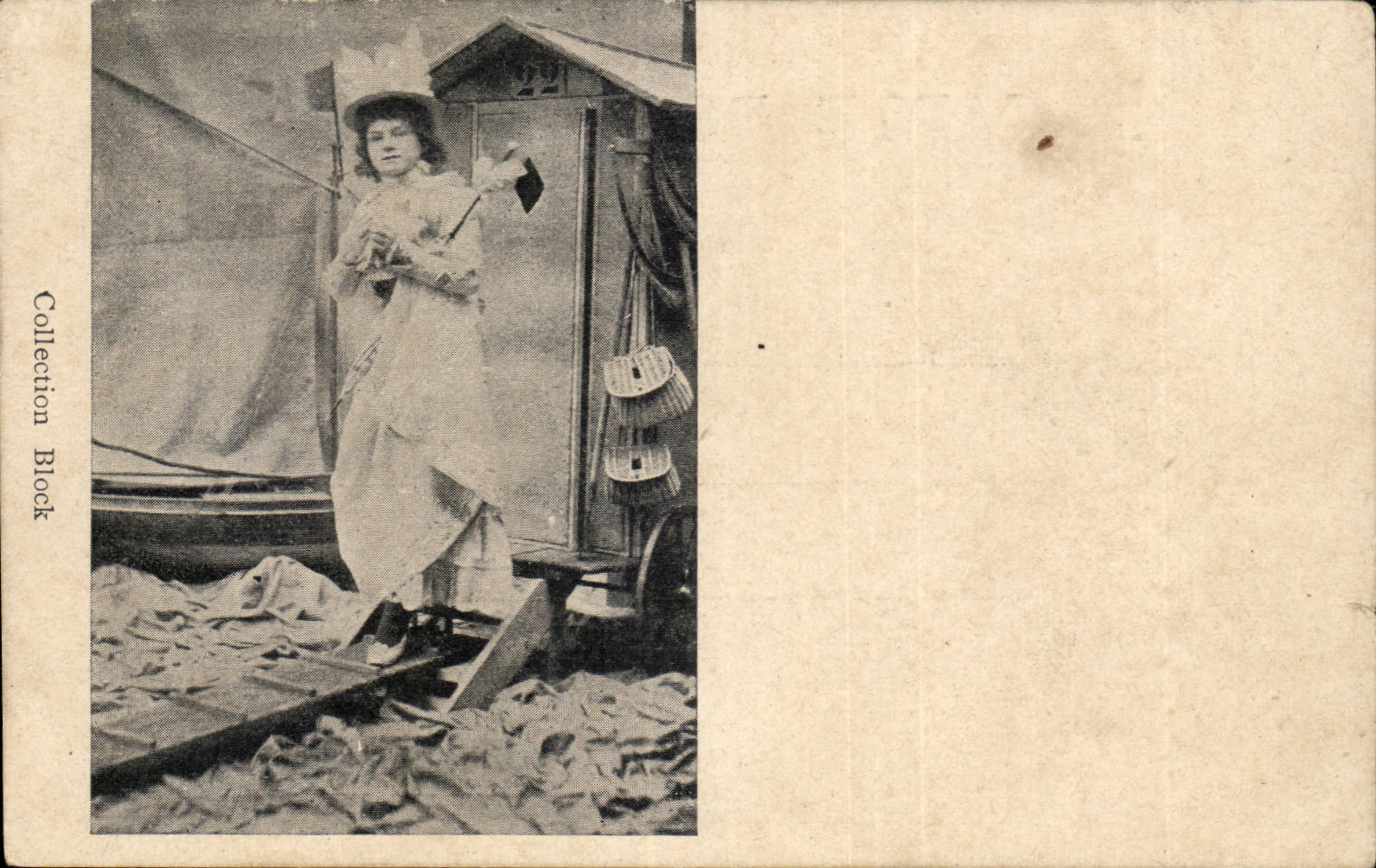 CPA Folklore Colelction Block Femme sortant d'une cabine de bain