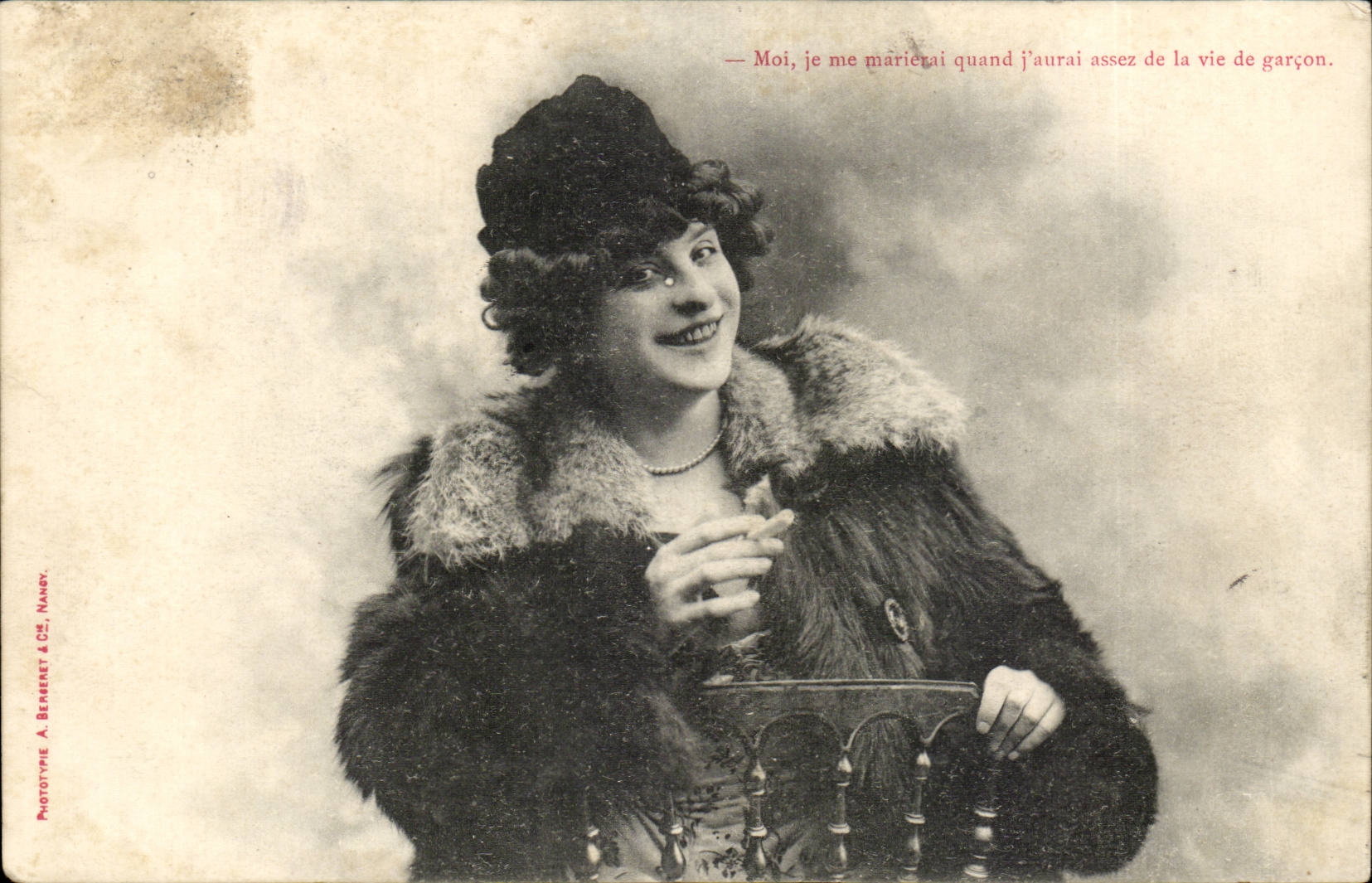 CPA Fantaisie Femme cigarette 