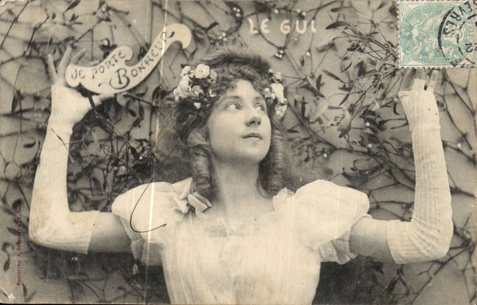 Je porte bonheur — jeune femme en couronne de fleurs — Phototype A. BORENET, NICE