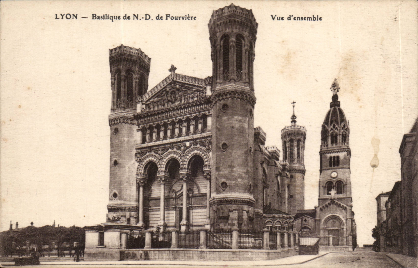 CPA Lyon Basilique de Nd de Fourviere Vue d'ensemble