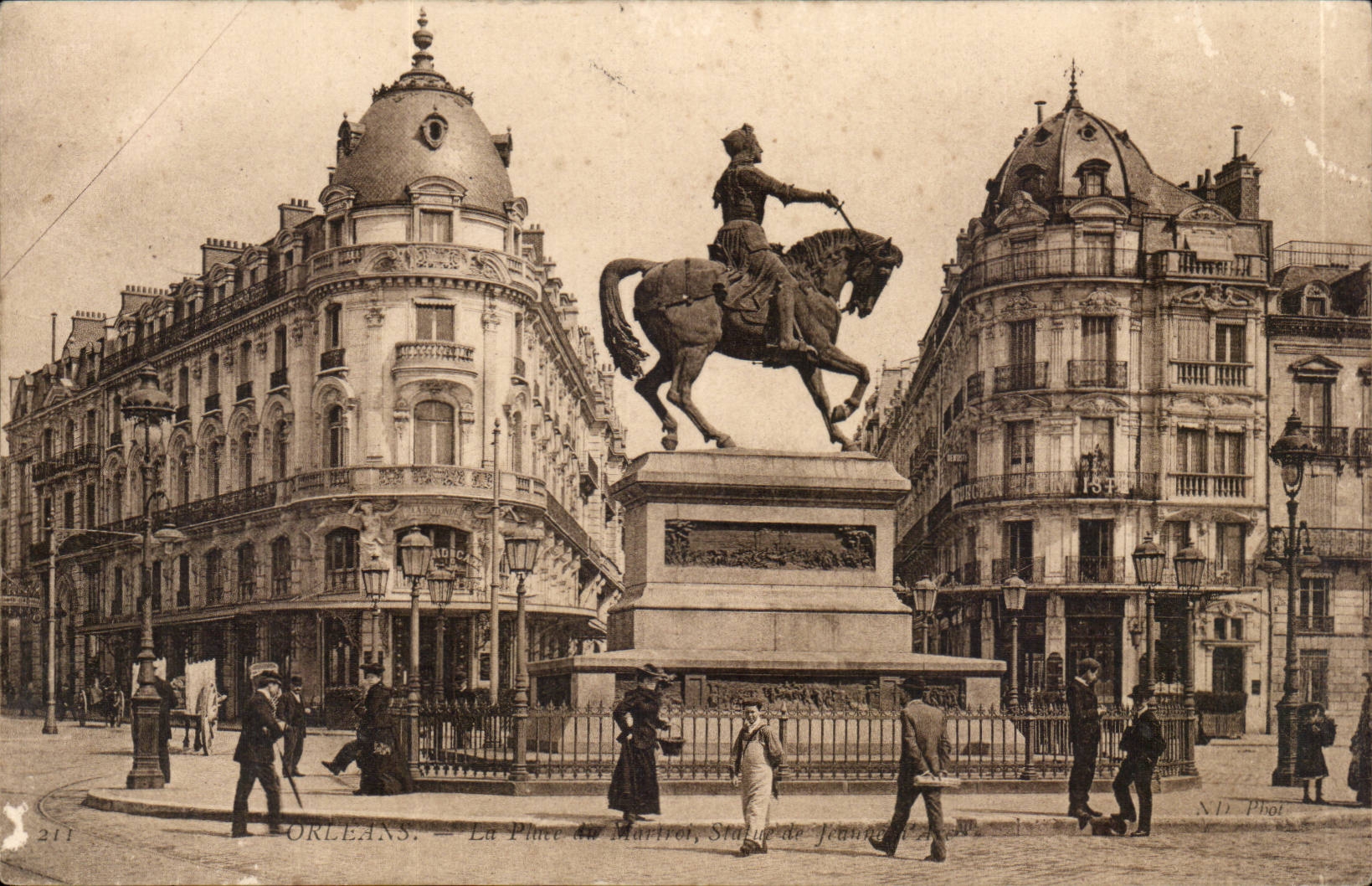 CPA orleans La place du Martroi Statue de Jeanne d'Arc
