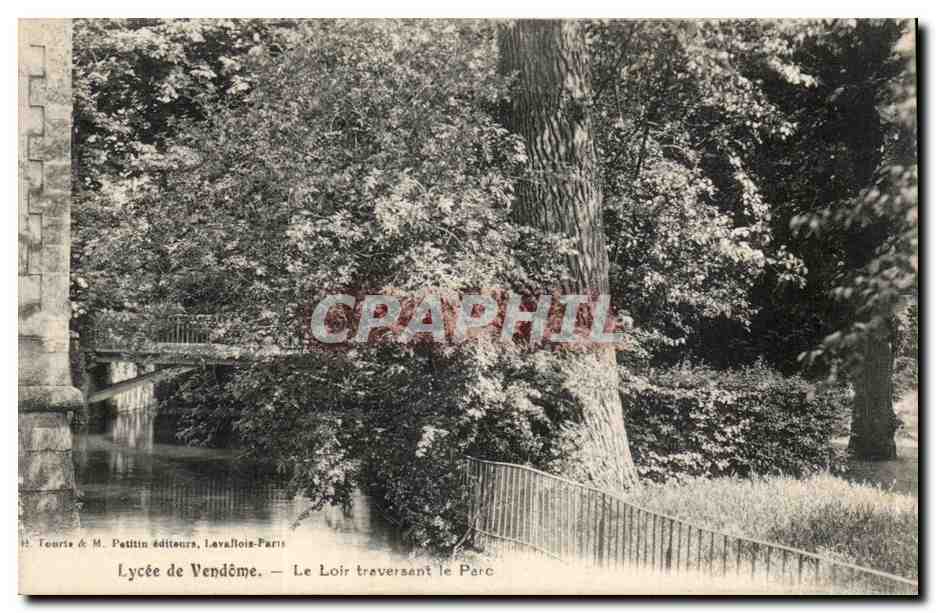 CPA Lycee de Vendome La Loire traversant le parc