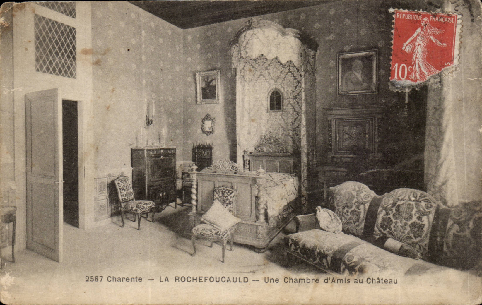 La Rochefoucauld CPA Une chambre d'amis du chateau