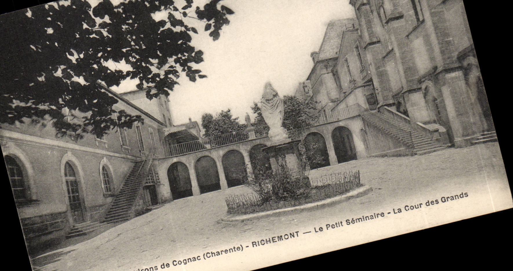 Environs de Cognac Richemont CPA Le petit seminaire La cour des grands