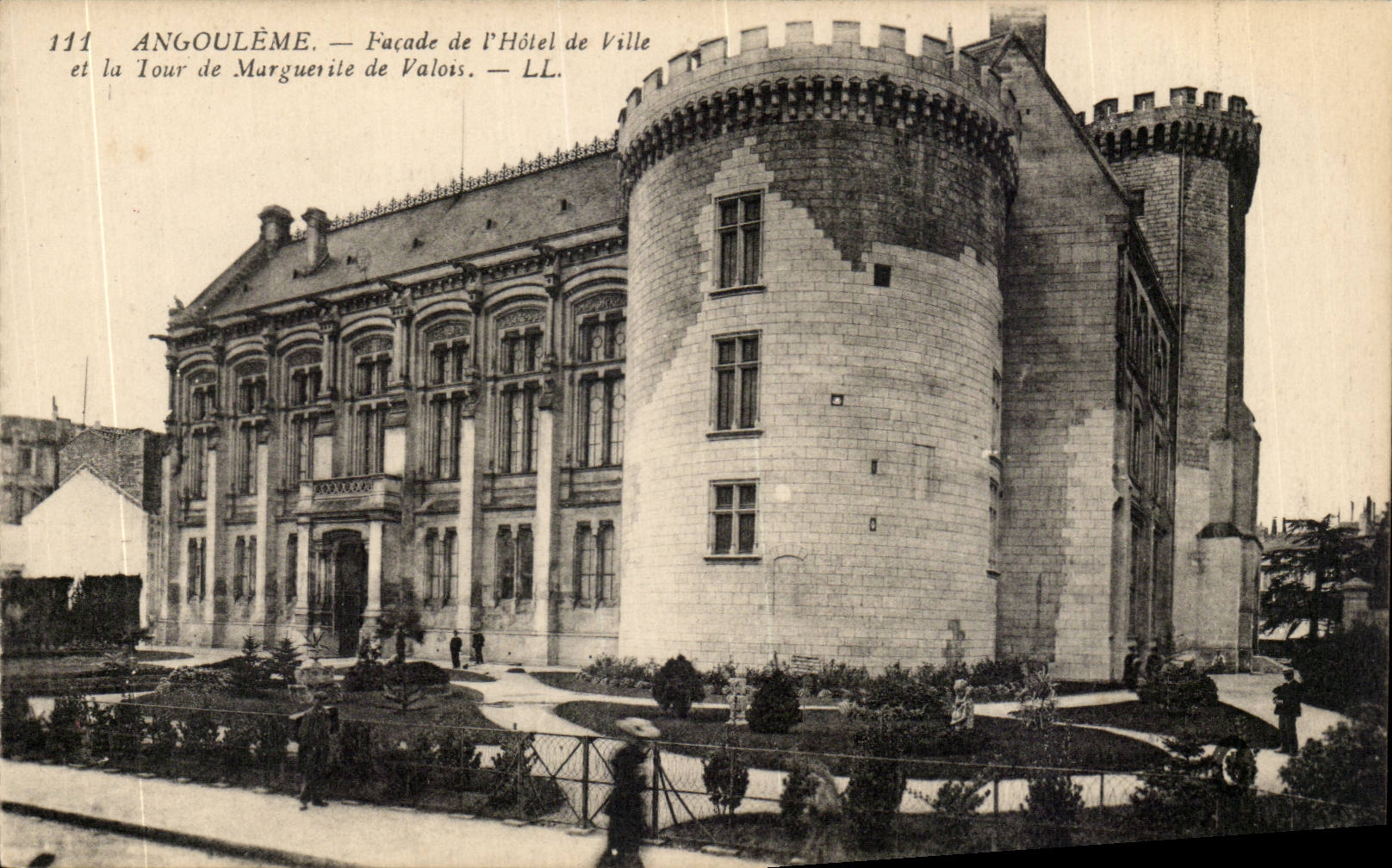 Angoulême — Façade de l'Hôtel de Ville et la Tour de Marguerite de Valois — LL