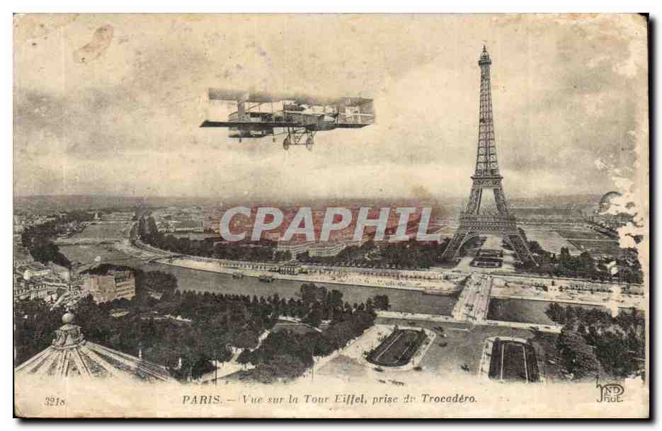 Paris CPA Vue sur la Tour Eiffel prise de Trocadero (avion plane)