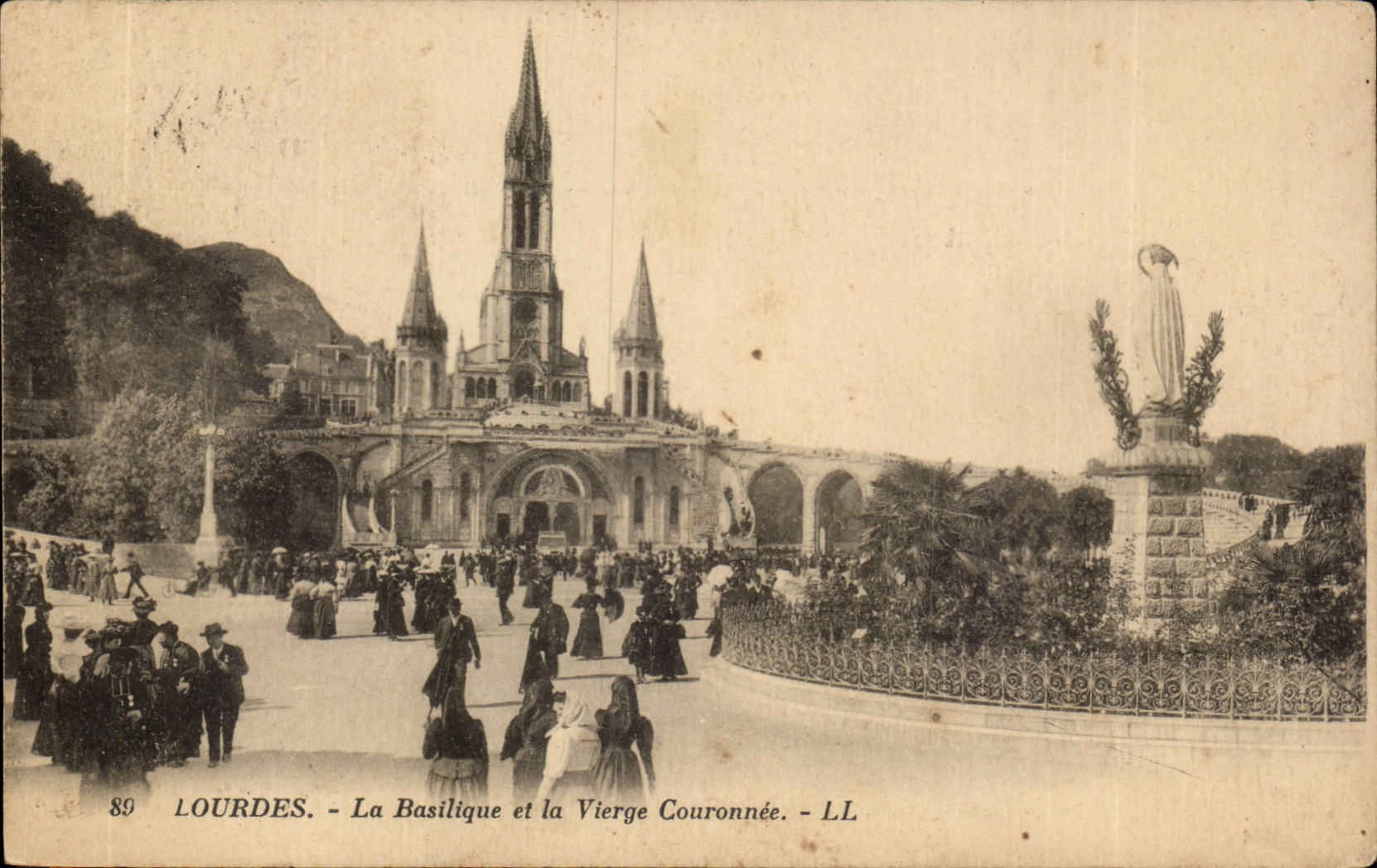Lourdes CPA La basilique et la vierge couronnee