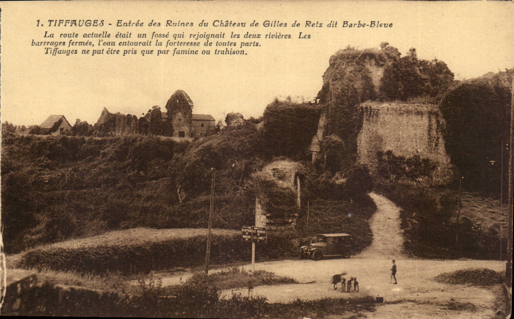 CPA Chateau de Tiffauges Entree des ruines du chateau de Gilels de Retz dit Barbe bleue