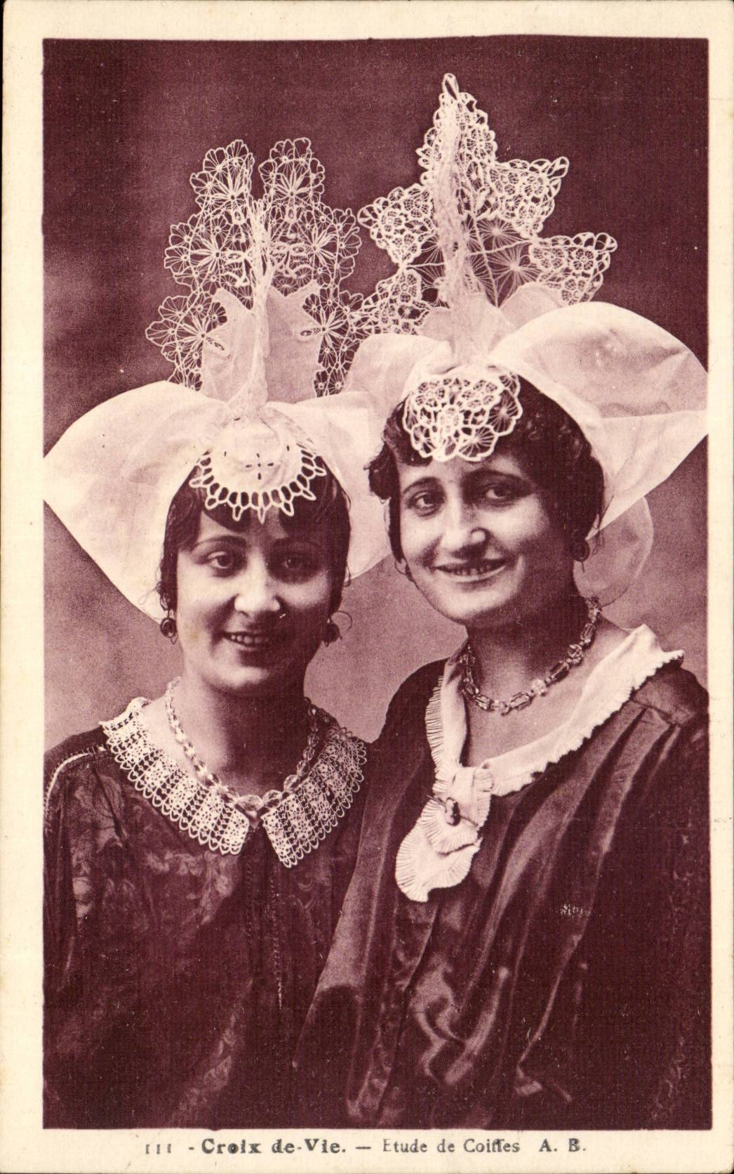 CPA Croix de Vie Etude de coiffes (folklore costume)