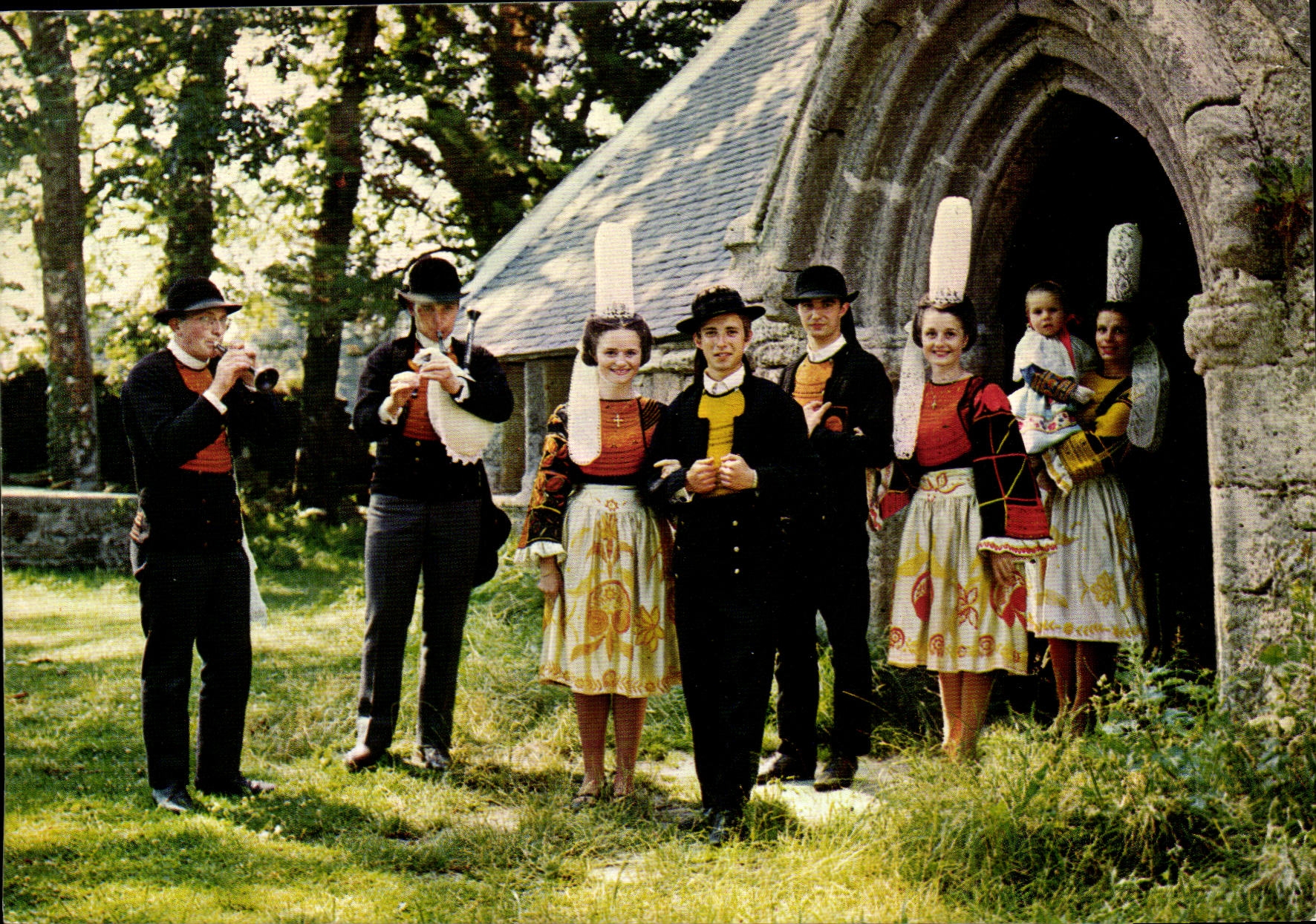 CPM Folklore de Bretagne Vieilles pierres et folklore Noce au pays Bigouden