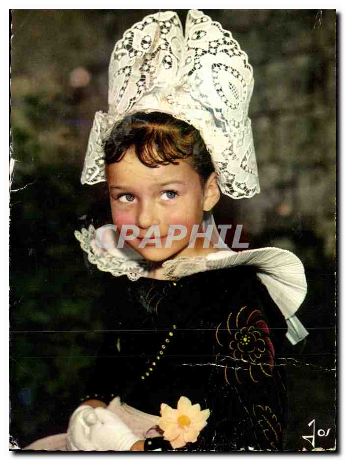 CPA Bretagne Fillette portant la coiffe Benodet Fouesnant (folklore)