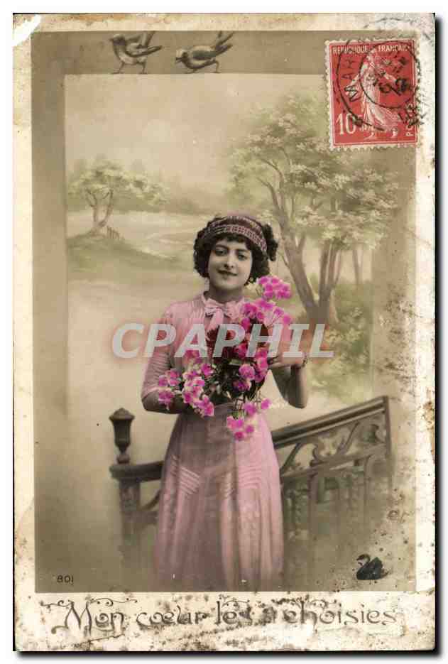 Femme en robe rose tenant un bouquet — 'Mon cœur les a choisies' — éditeur non visible