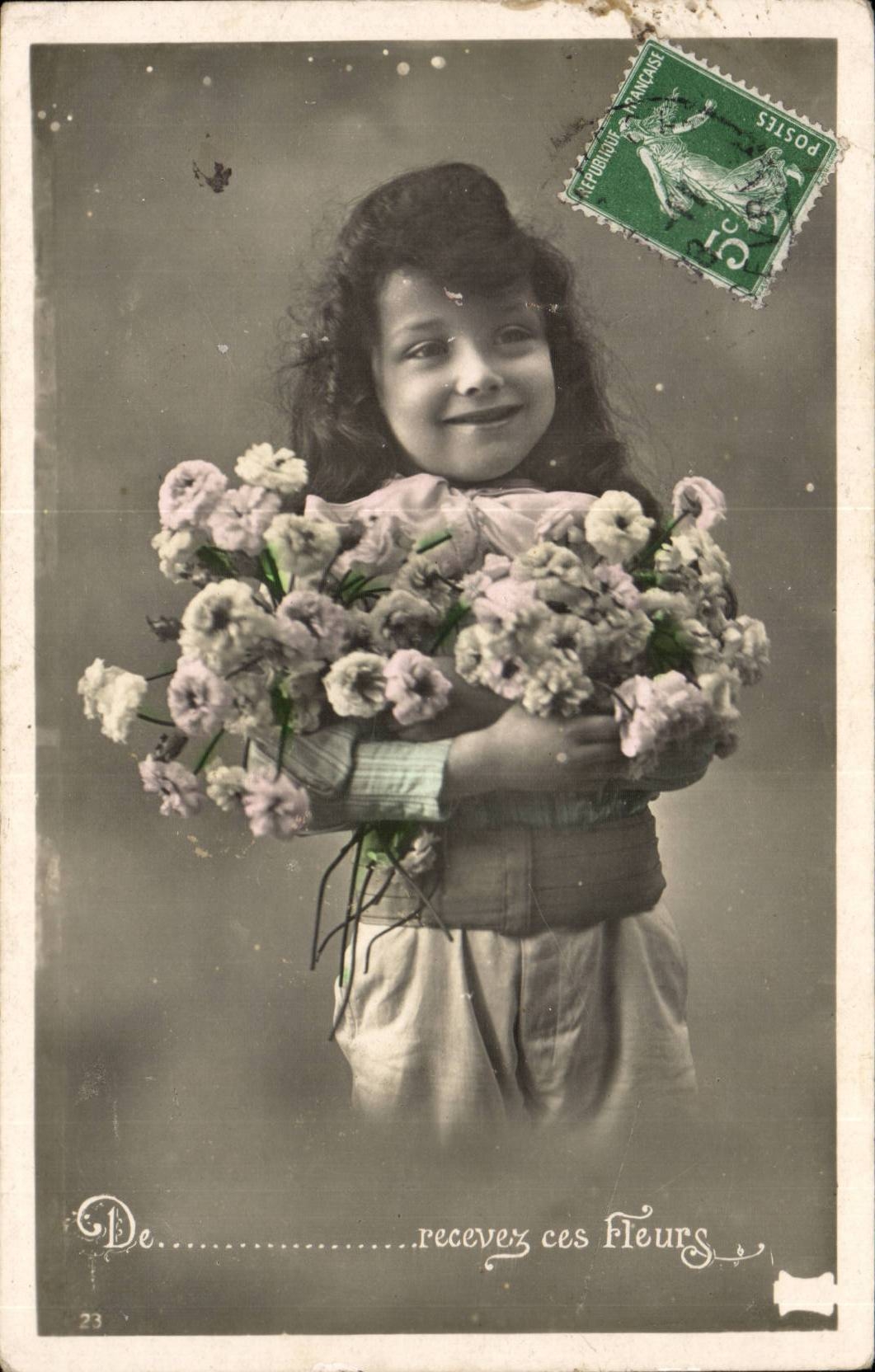 Fantaisie - Enfant - Fille avec fleurs -- recevez les fleurs - Colette Michelet - CPa 