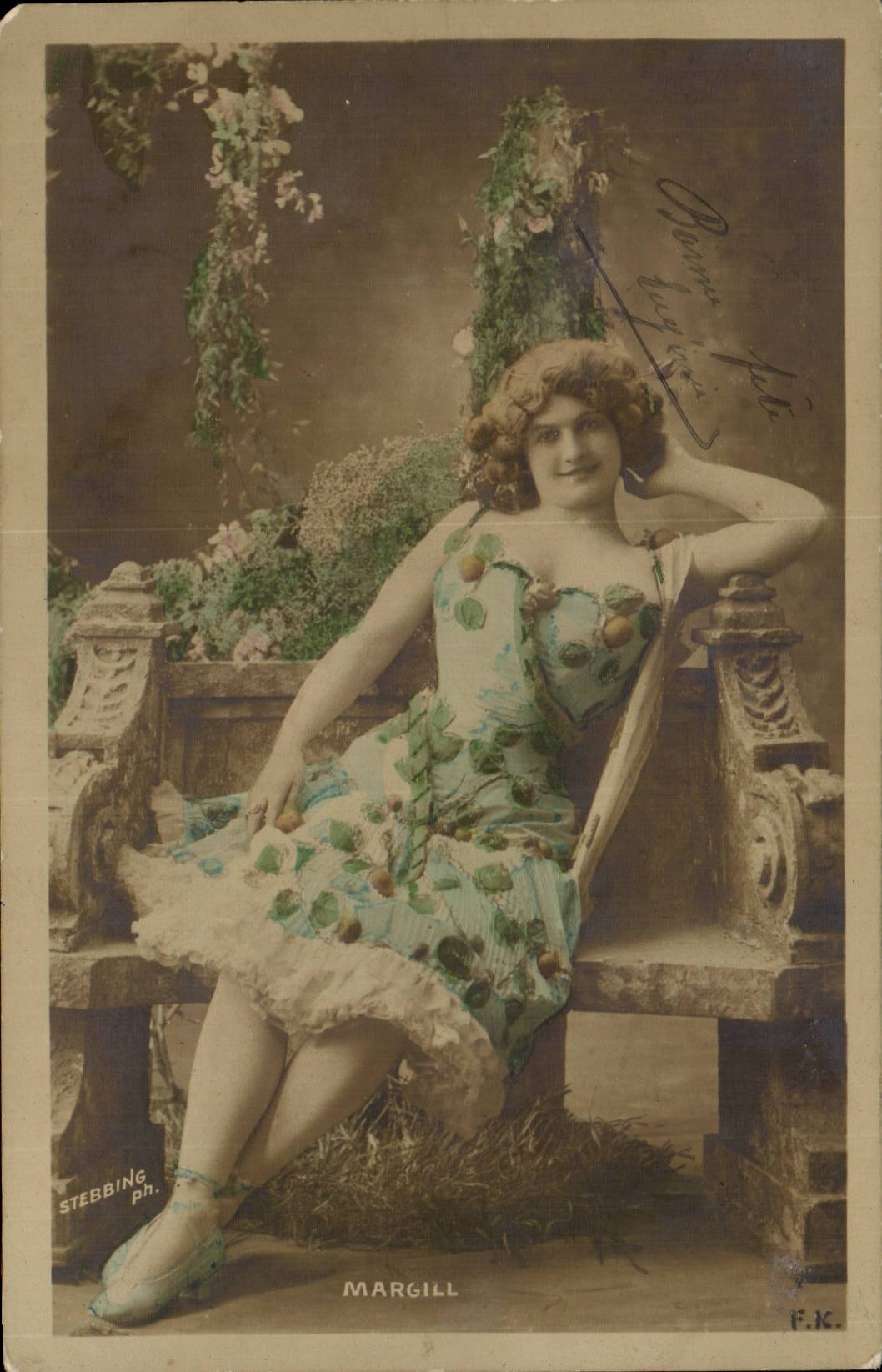 Frau in einem gemusterten Kleid — Studio Stebbing — F.K. n°48