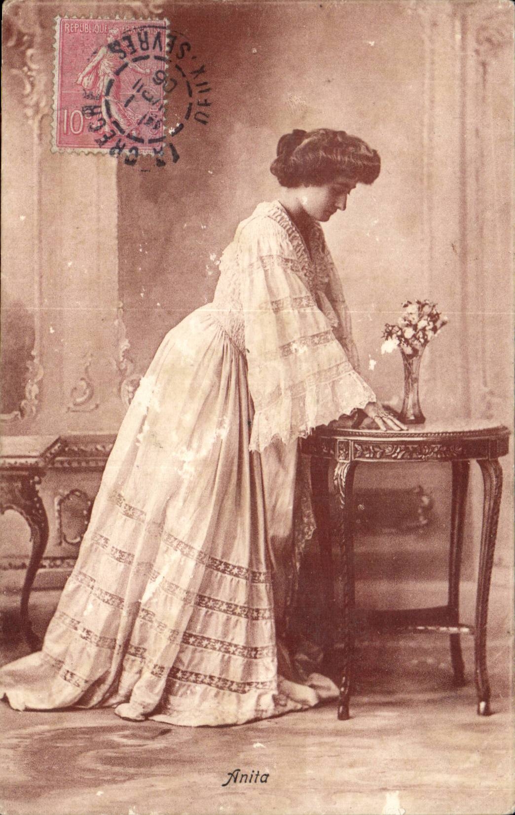 Femme en robe de style victorien — Aniita — éditeur Aniita