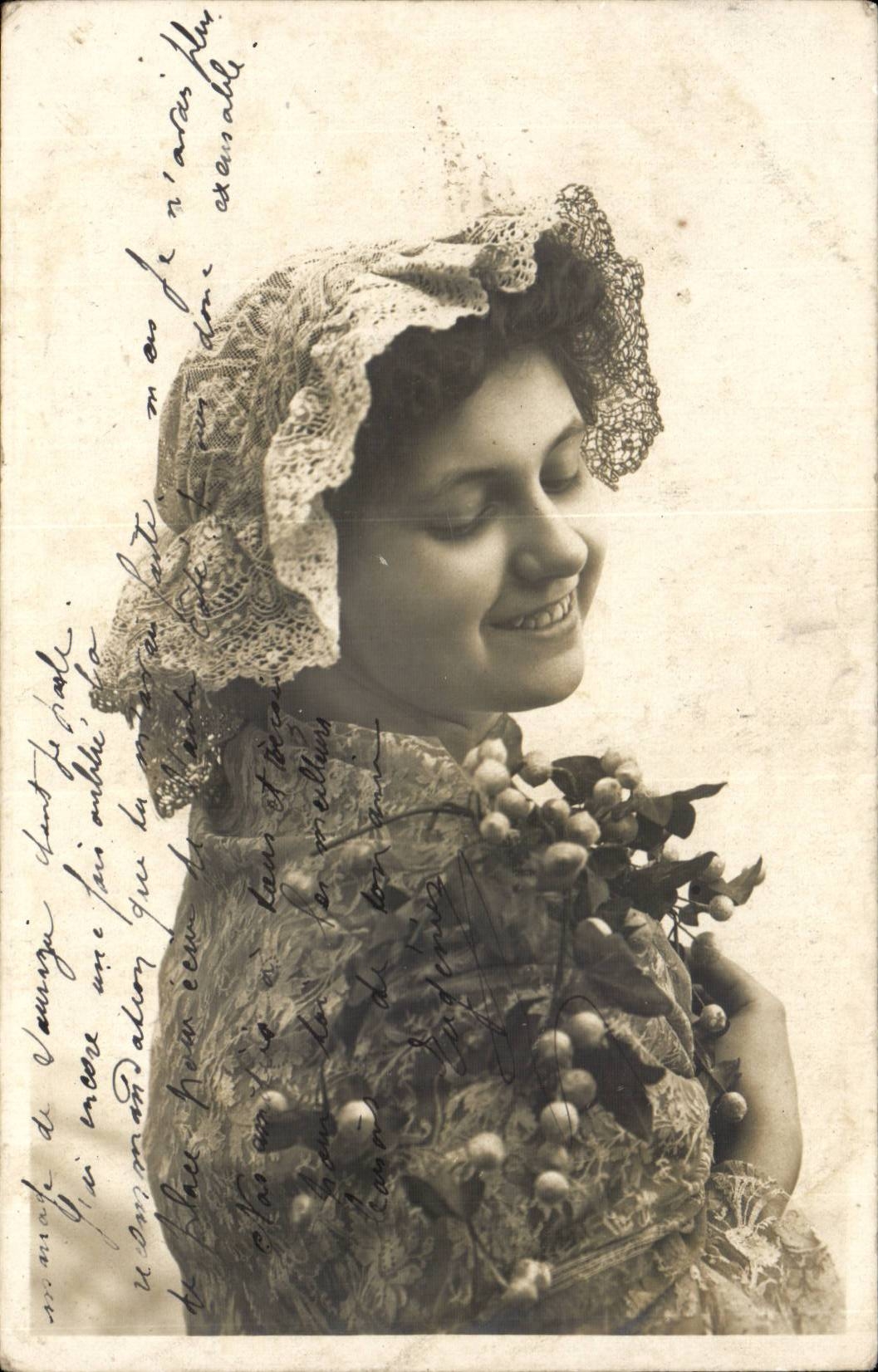 Donna con cappello di pizzo — con mazzo di fiori — editore sconosciuto, numero di serie non visibile
