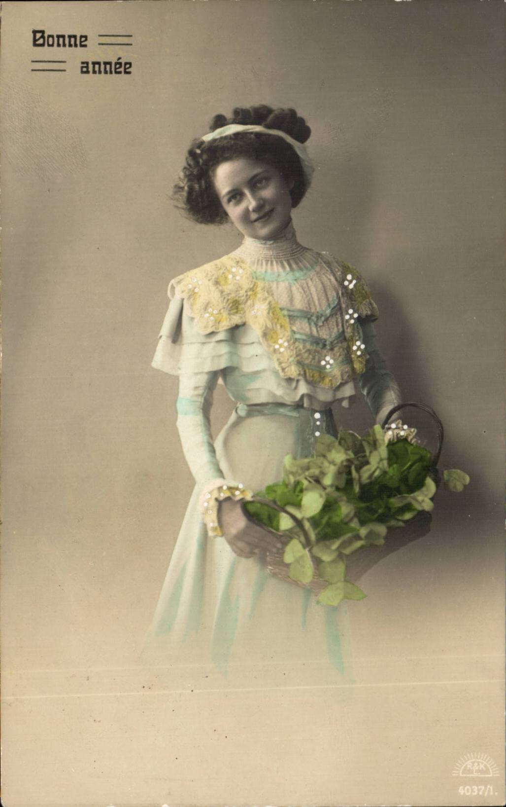 Jeune femme en robe ornée — tenant un panier de fleurs — éditeur P. R. A. n° 4037/1