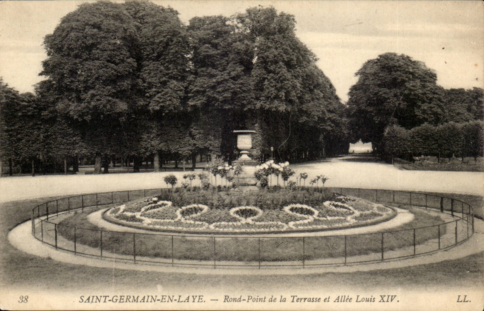 Saint-Germain-en-Laye — Rond-Point de la Terrasse et Allée Louis XIV — LL. n°38